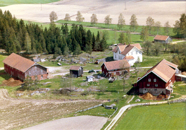 Flyfoto av Grøtvedt gård i Rakkestad, 22. mai 1964. Foto: Widereø's Flyveselskap A/S 7 ØStfold fylkes billedarkiv. ØFB.2004-