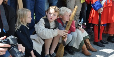 Barnskådespelarna satt på första parkett under utställningsöppningen. Foto: Lillian Nyborg, Østfoldmuseene Halden historiske Samlinger