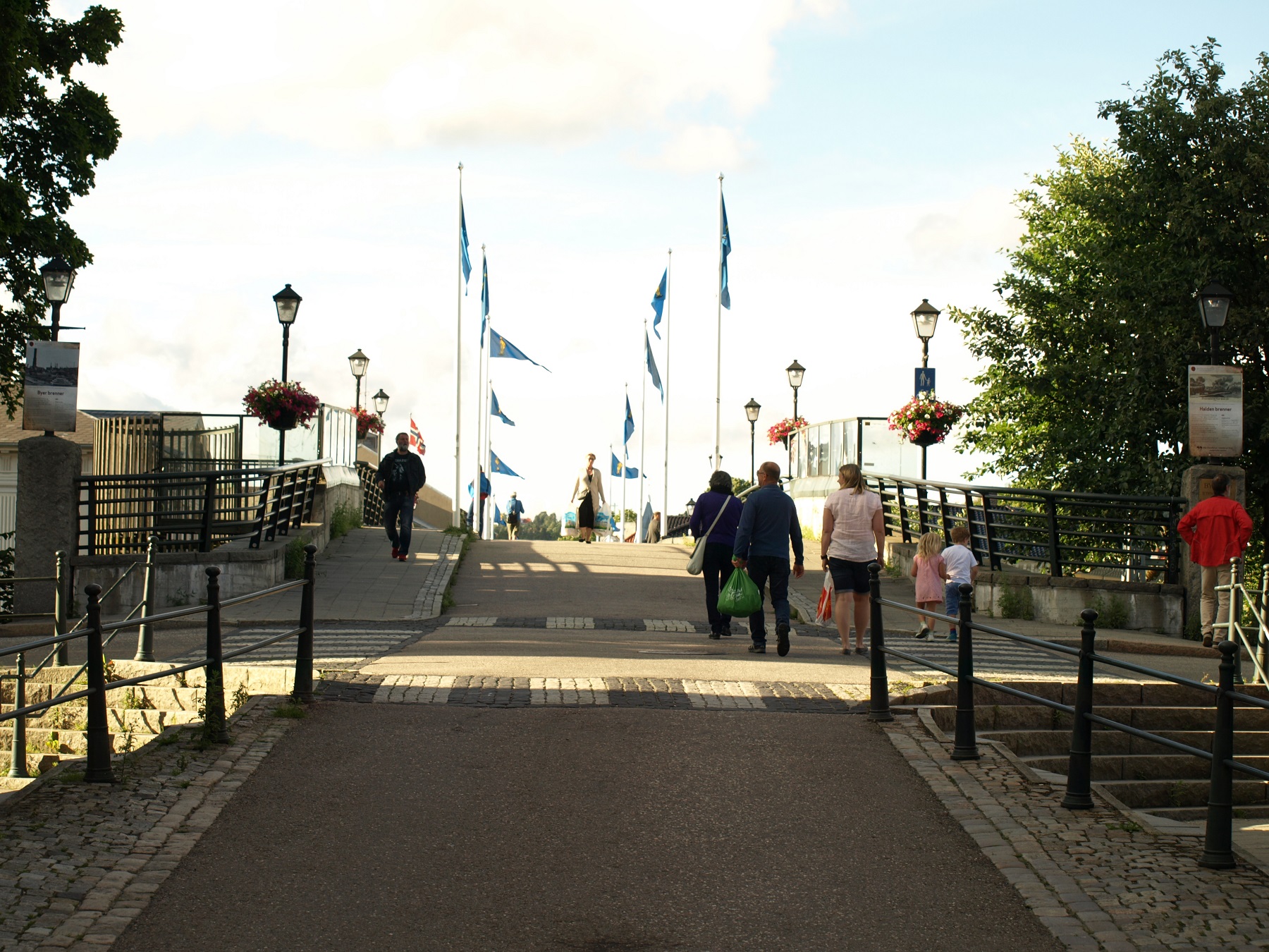 Ved å gå over bybroen får en se utstillingen. Foto: Bodil Andersson, Østfoldmuseene Halden historiske Samlinger