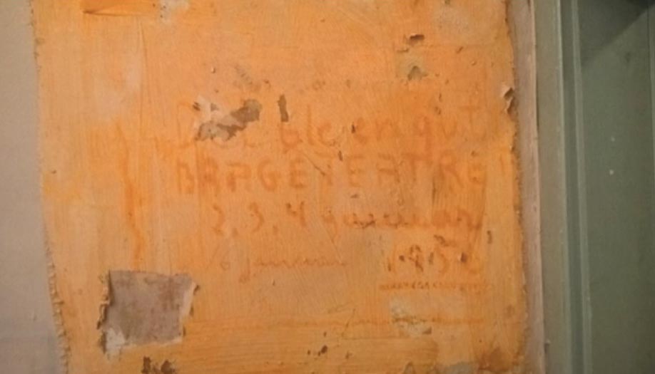 I garderoben er en tekst fra stykket «Det ble en gut» som ble spilt av Brageteateret i 1956 funnet. Foto: Malermester Studsrud