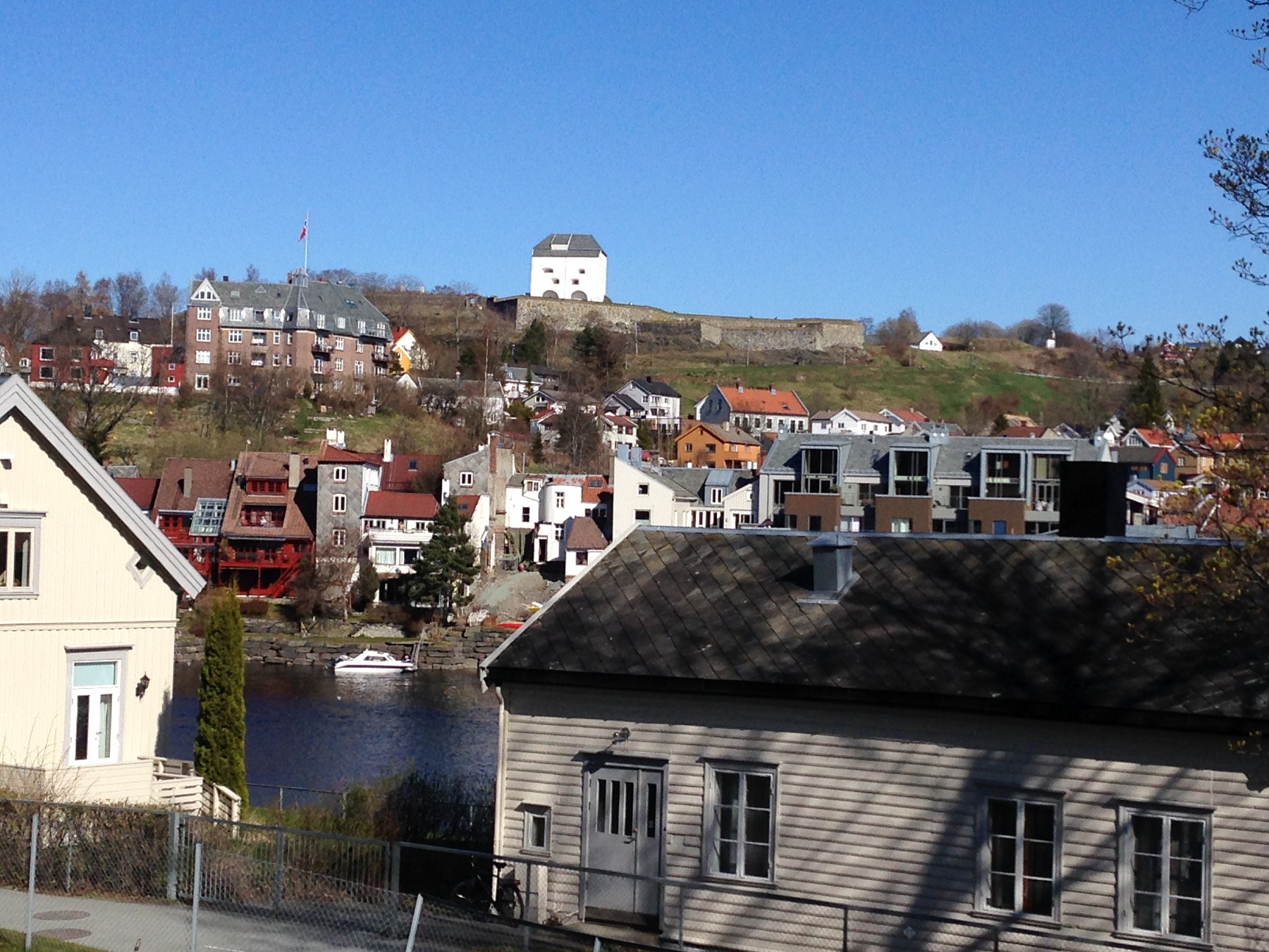 Kristiansten festing ligger over Trondheim, så som Fredriksten ligger over Halden. Foto: Bodil Andersson
