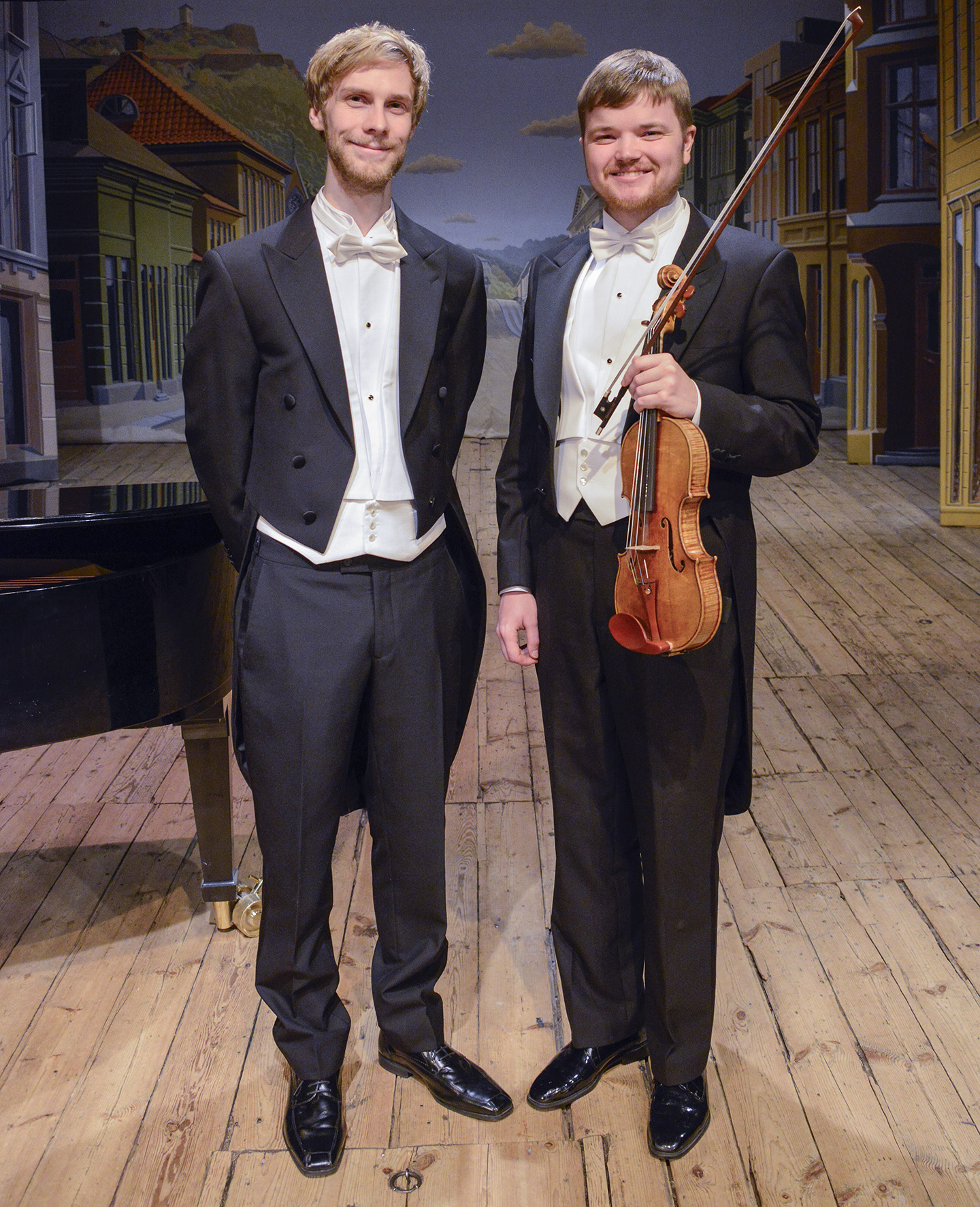 Max Nyberg på klaver og Mons Michal Thommesen, fiolin, spilte fabelaktigmusikk av Ole Bull som ofte stått på den samme scenen. Foto: Roderick Ewart