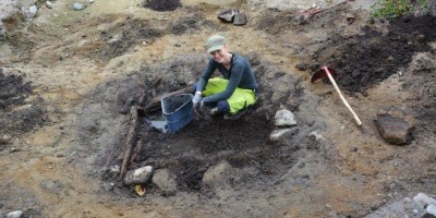 Her er arkeolog Nora Furan avbildet under utgravninen på tomta til Olavs hall som ble gjennomført i sommer. Foto: Christine Haugsten Ellefsen