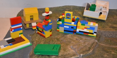 Her ser du hvordan elevene tolket middelalderkirker og kongsgårder (og en utedo) i LEGO. Foto: Christine Haugsten Ellefsen