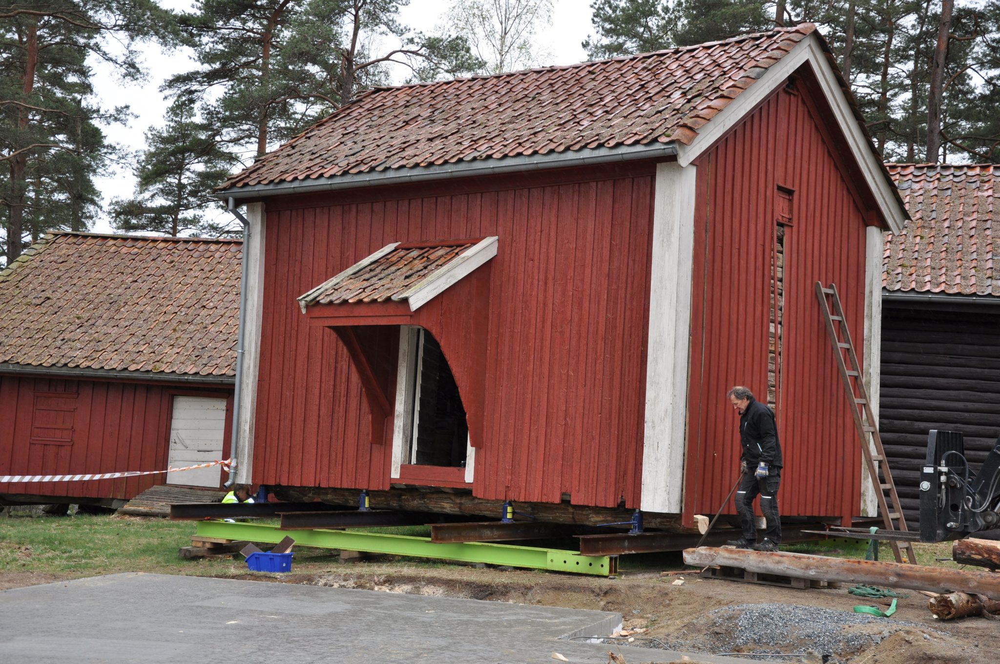 Morten Bjerknes jobber med restaureringen av stabburet på Berg bygdetun. foto: Lillian Nyborg