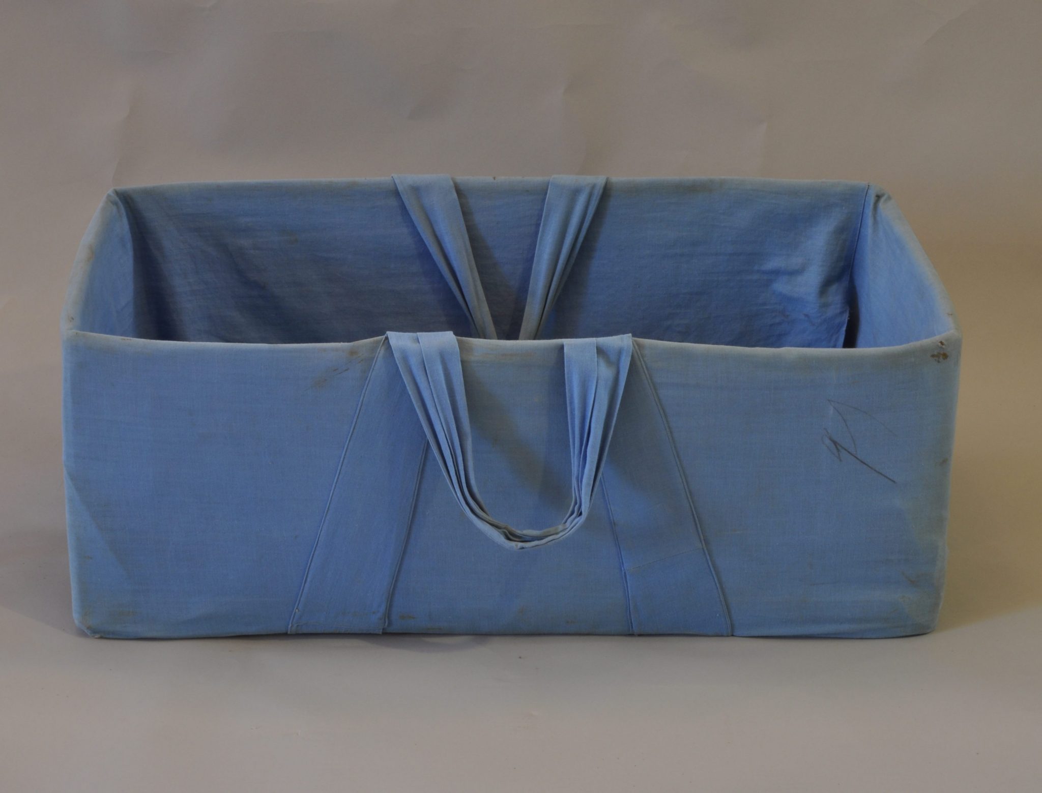 En blå bærebag fra 1950-tallet (Fotonr 10575) fra Fredrikstad museum