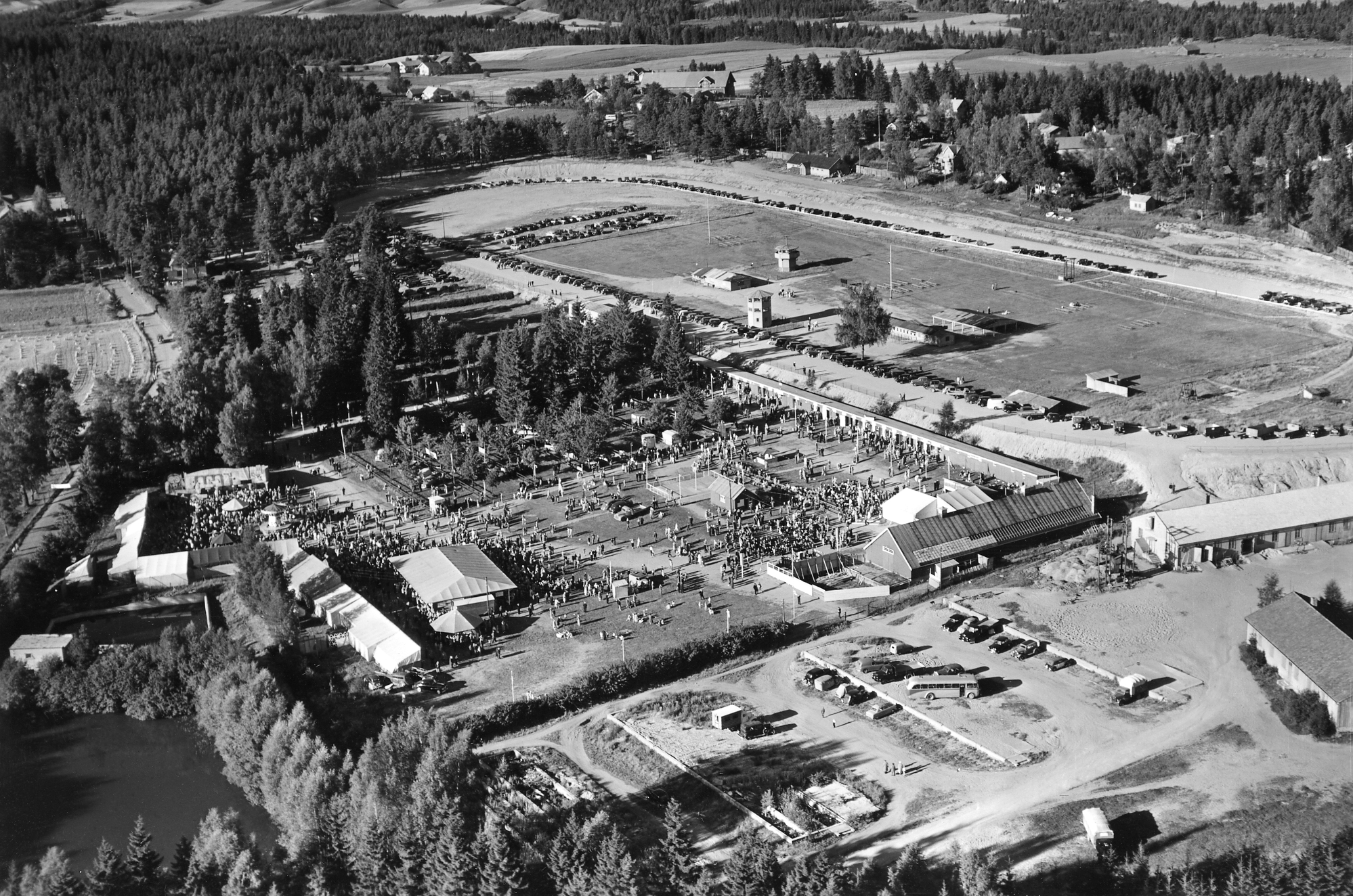 Momarkedet på Mysen 4. august 1952. Foto: Widerøe's Flyveselskap A/S, Østfold fylkes billedarkiv.