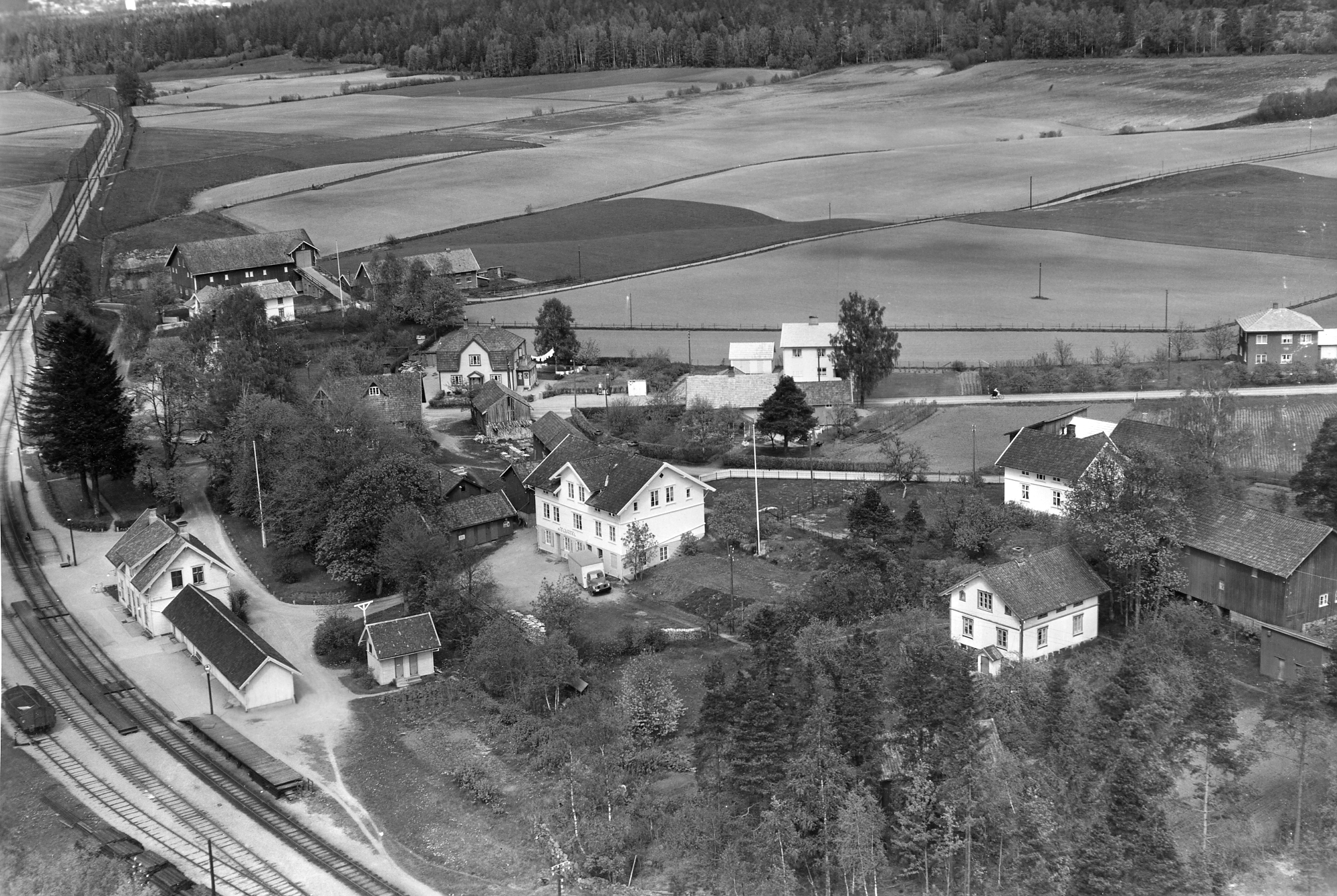 Eidsberg stasjon i mai 1952. Foto: Widerøe's Flyveselskap A/S, Østfold fylkes billedarkiv.