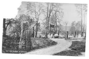 Et gammelt postkort som viser monumentets plassering ved kommandanthagen som i dag er borte.