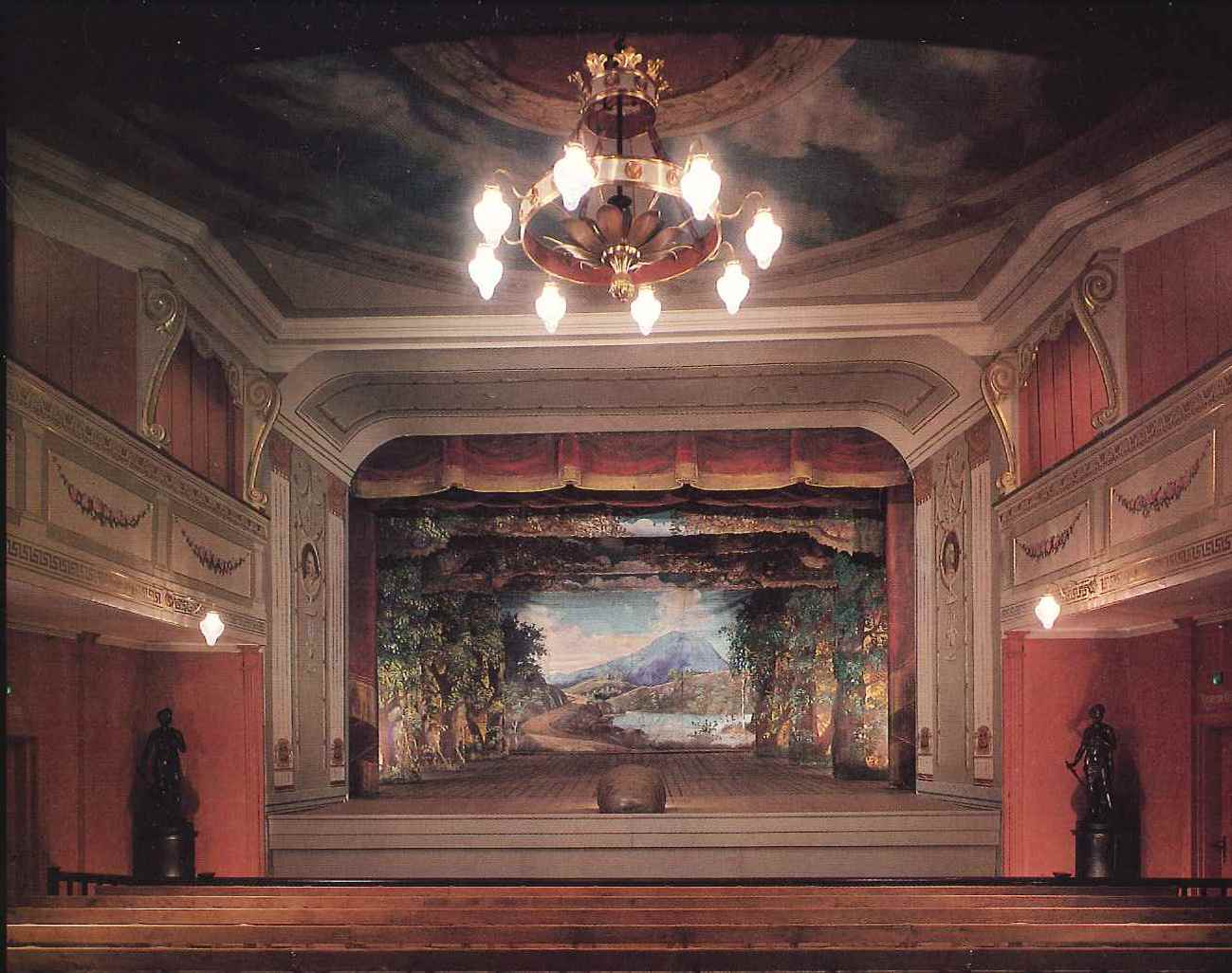 Bilde som viser kulisse fra kulissesamlingen ved ærverdige Fredrikshald teater i Halden