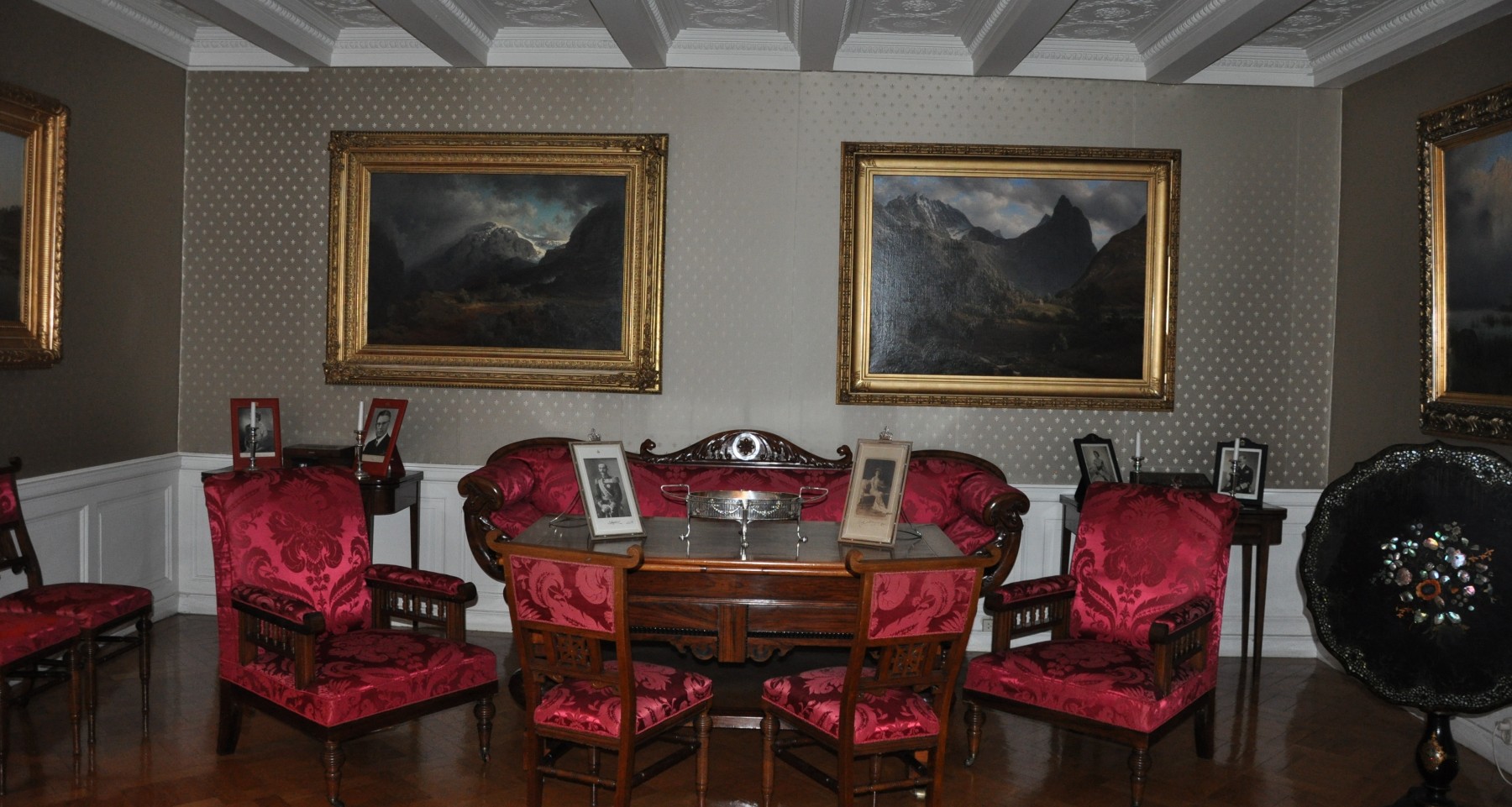 Malerier av Hans Gude og Thomas Fearnley henger på Rød Herregård