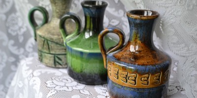 Vaser fra keramikkprodusenten Arol i Halden. Foto: Hanne Røed