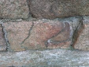 Varmepåvirkede steiner i St. Nikolas kirkeruin. Foto tatt etter liming. Fotograf: Mona Beate B. Vattekar