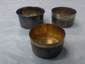 Tre deler til sammenleggbart drammeglass i sølv (staup). Foto: Mona Beate B. Vattekar