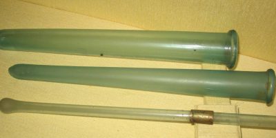 To lysformer i grovt grønnlig glass