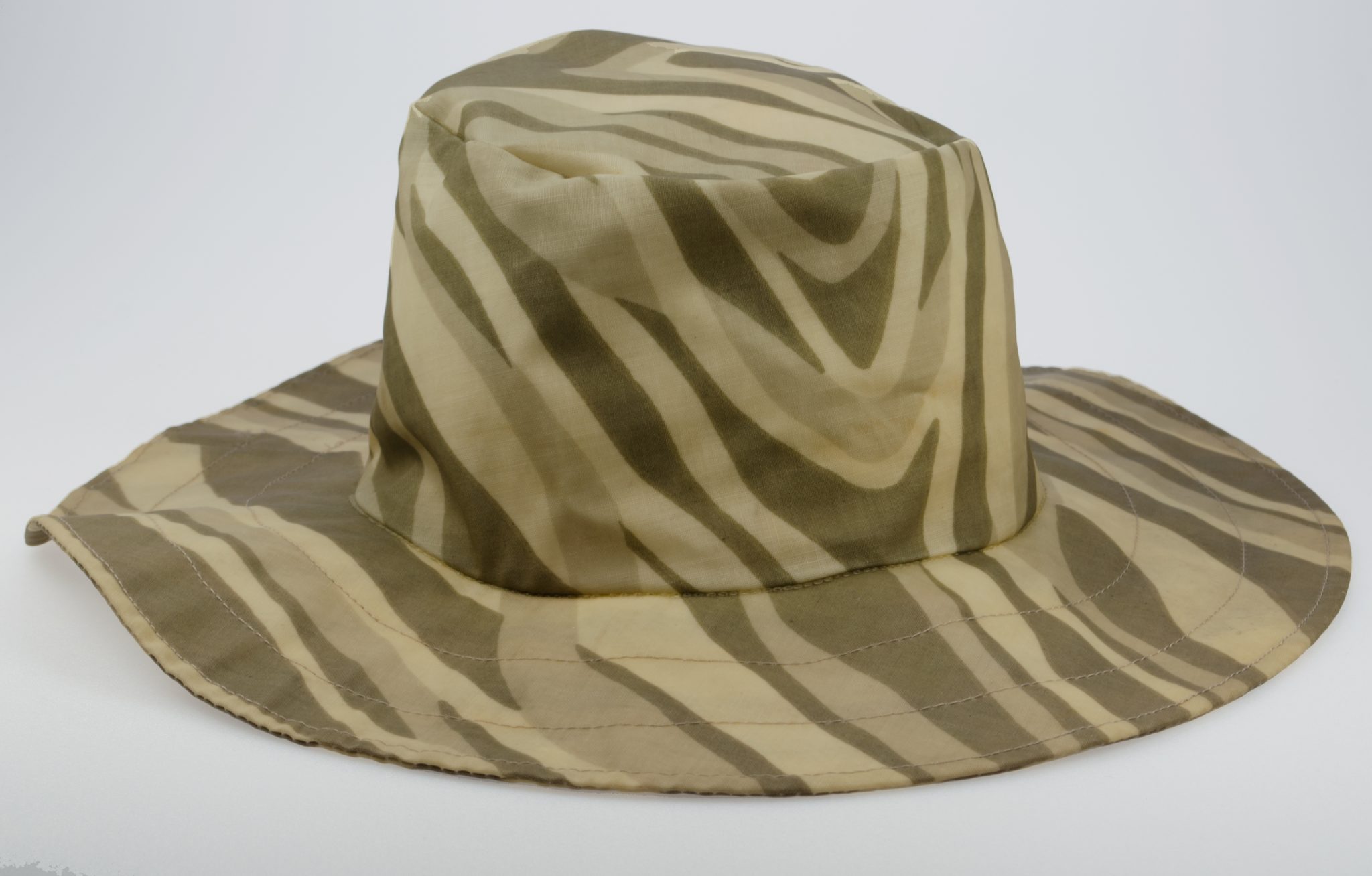 Trendy kamuflasjemønstret hatt fra kolleksjonen Rain Colour Look. Foto: Trine Gjøsund / Østfoldmuseene - Moss by- og industrimuseum
