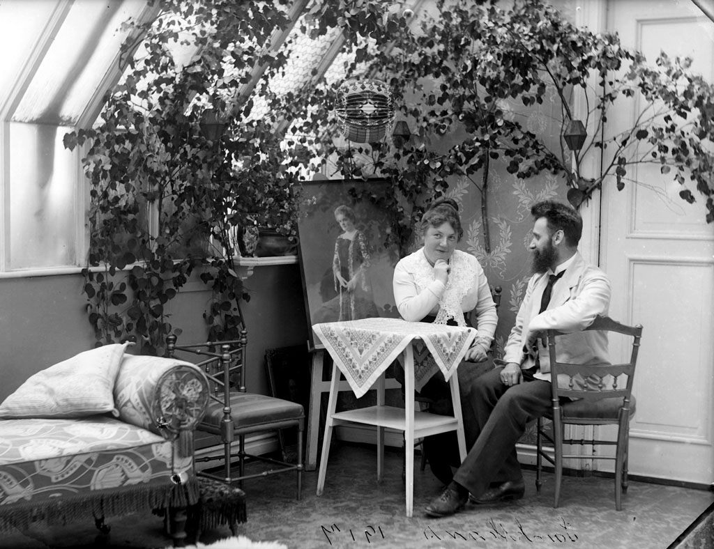 Fotograf Bachmann og kona Marie i fotografens atelier i Moss, 1917.