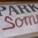 Gammelt skilt viser vei til Ruinparken og Sommerrestauranten. Foto: Mona Beate Vattekar