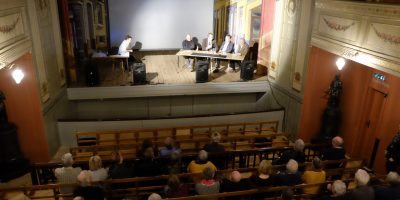 Paneldebatten er igang. Fra venstre Erik Vitanza, Andreas Lervik, Ole Kristian Sørlie, Thor Edquist og Jørn Holme (Foto Gaute Jacobsen, Østfoldmuseene)