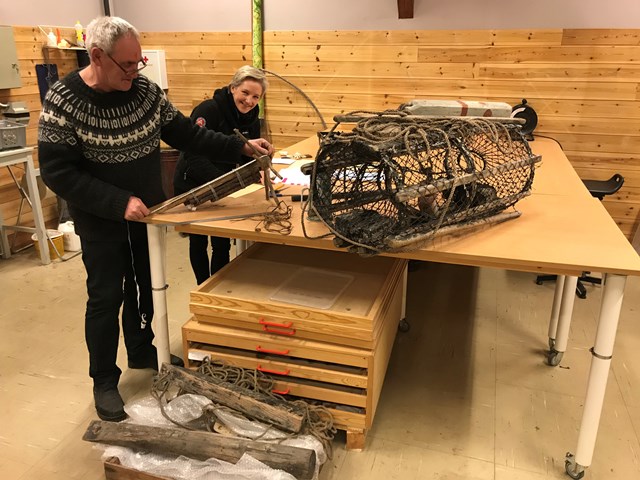 Vidar og Kathrine jobber med registrering av gjenstandene. Foto Morten Aabø.