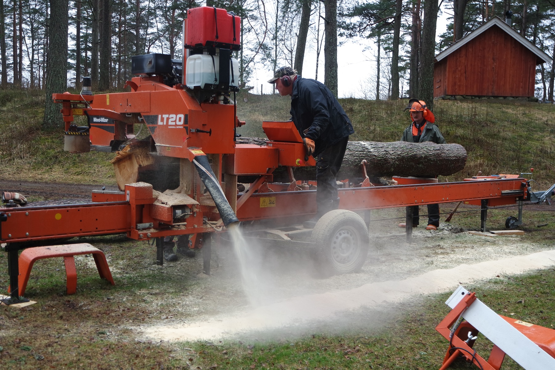 Ved bruk av et mobilt sagbruk ble tømmeret til brukbare materialer. Foto: Steinar Helgesen, Østfoldmuseene