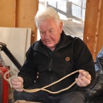 Slangehengeren var til stor hjelp når man slokket brann på stige. Slangen hvilte i tauet, kroken kunne man feste på stigetrinnet. Foto Lillian Nyborg.