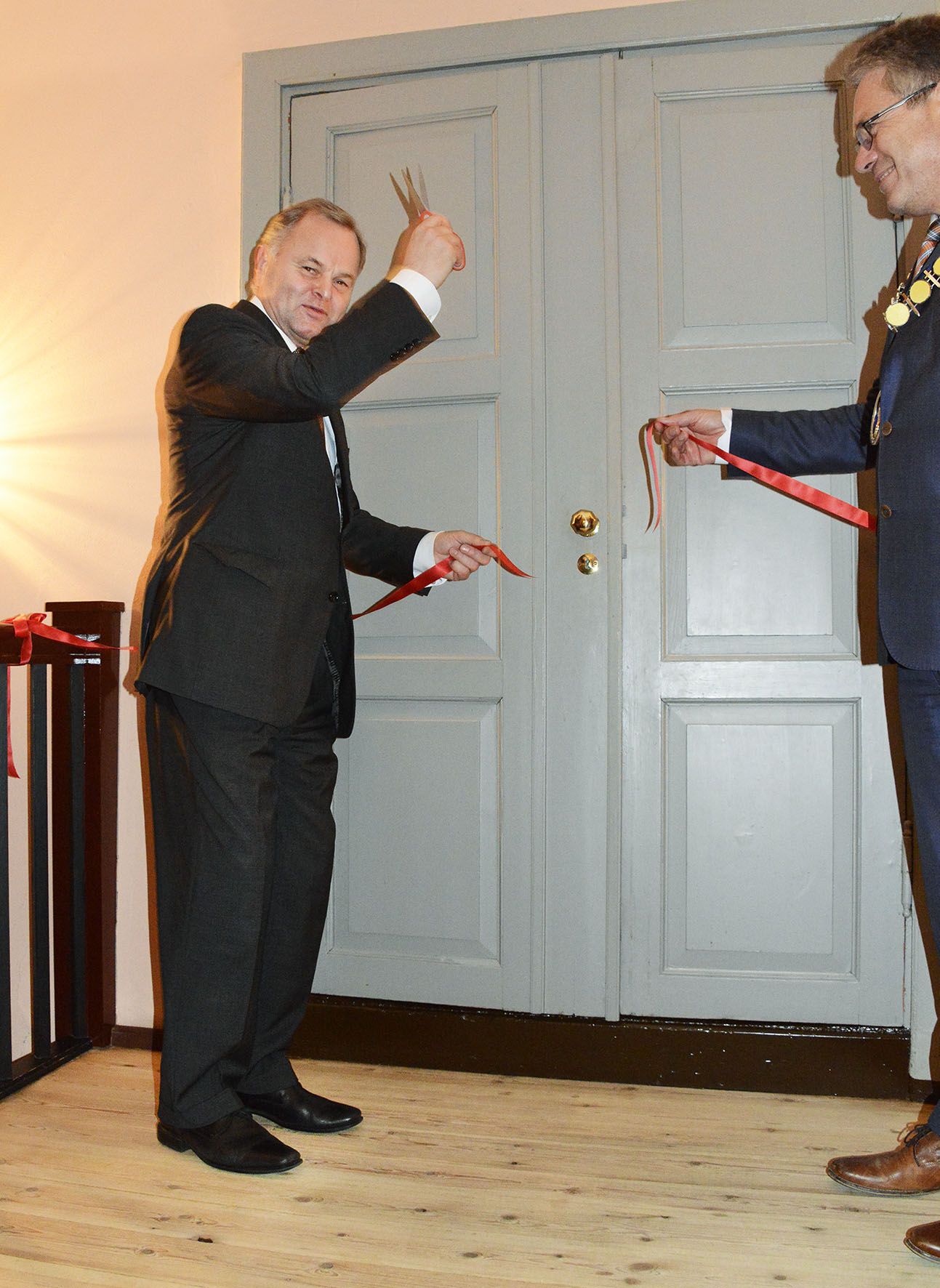 Stortingspresident Olemic Tommesen og ordfører Thor Edquist åpner teatersalen. Foto: Roderick Ewart.