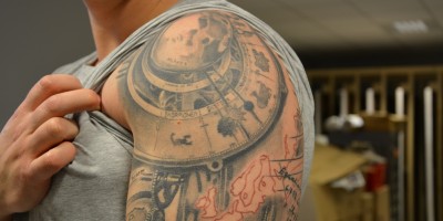 Anders Sørnes har tatovert Sørnes astronomiske ur på hele armen. Foto Hege-Beate Lindemark