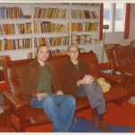Johan Borgen og Jørn Enger i biblioteket på Knatten i forbindelse med et radiointervju til Borgens 75-årsjubileum i 1977   (Foto: Annemarta Borgen).