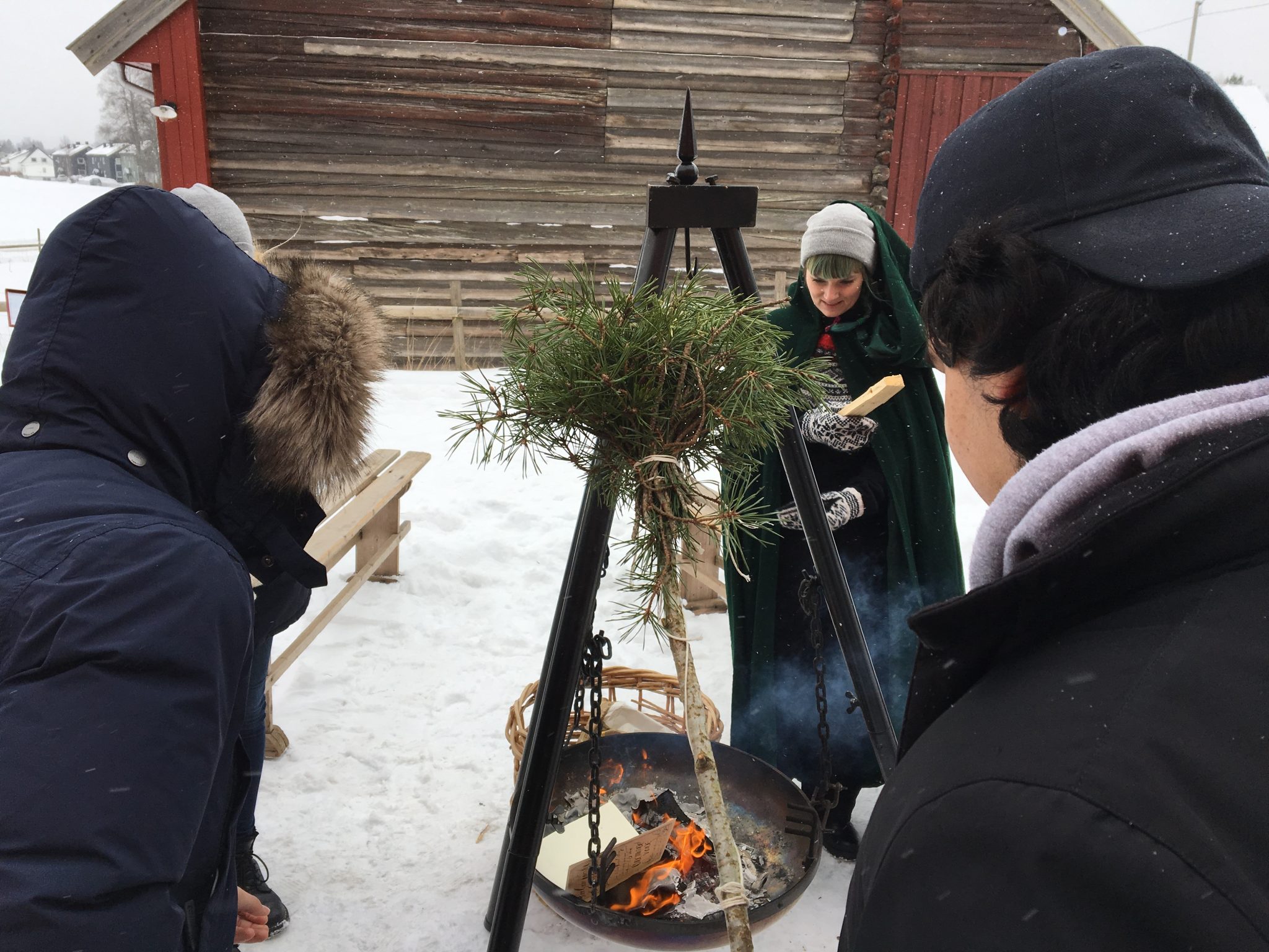 Hekser og trolldom på Folkenborg, her kaster elever fra Eidsberg ungdomsskole besvergelser på bålet.