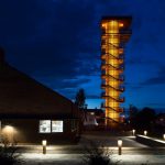 Tårnet er lyssatt på kveldstid. Foto: Eivind Lauritzen