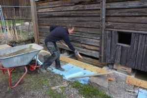 Morten Bjerknes i gang med arbeidene med ny ringmur. Foto: Line KJølberg