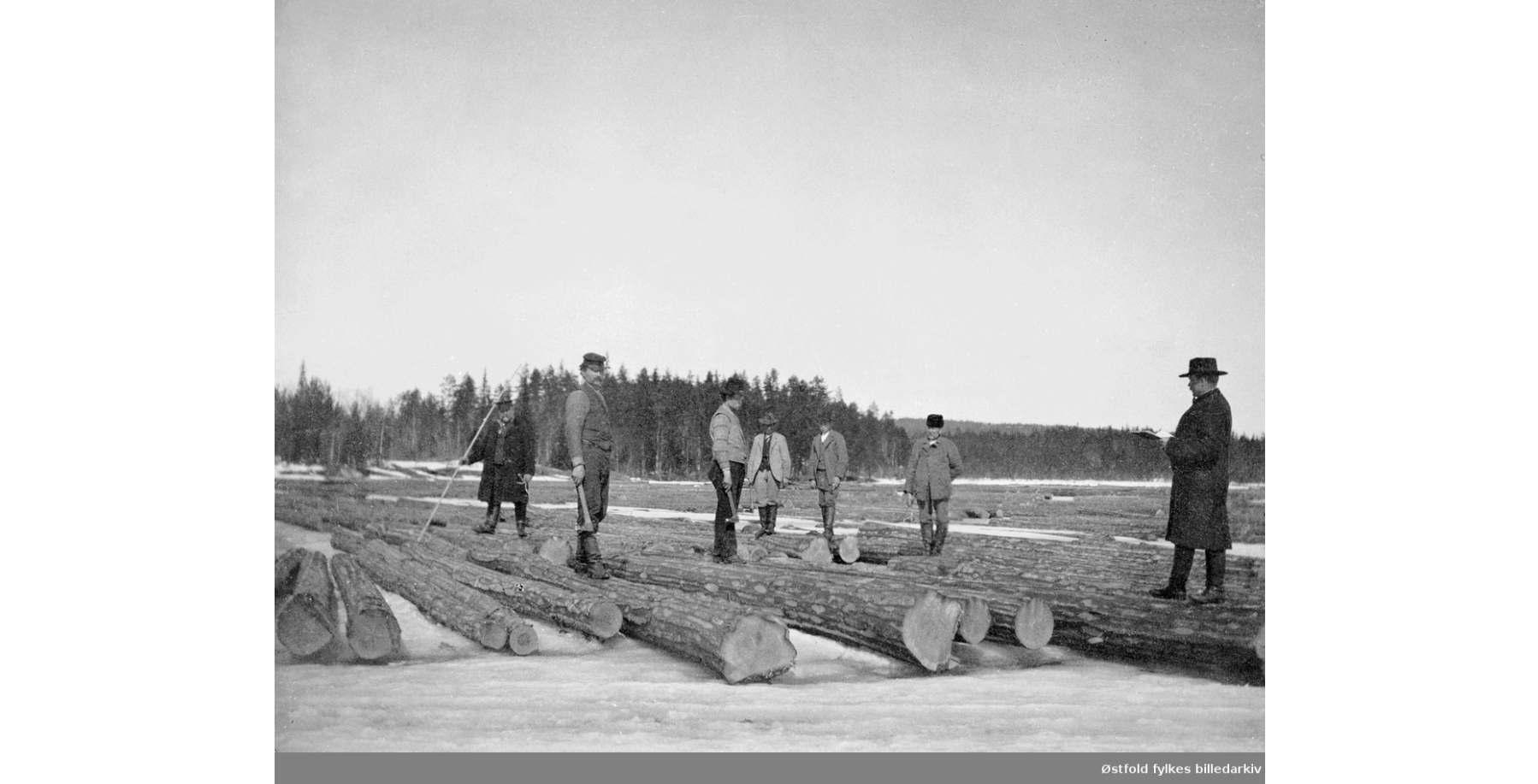 Tømmermerking i Rømskog 1904. Fotograf ukjent / Østfold fylkes billedarkiv.