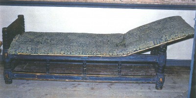 Bilde av en løybenk fra Folkenborg Museum.