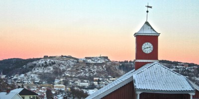 Klokketårnet på Rød herregård med Fredriksten festning i bakgrunnen. Foto: Espen Nordenhaug
