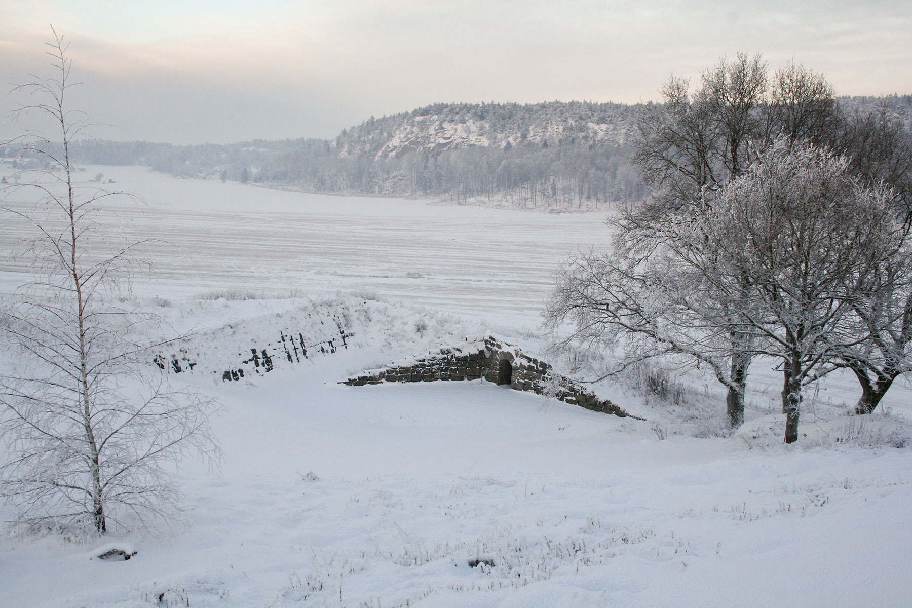 Amfiteateret dekket med snø. Foto: Hege Beate Lindemark