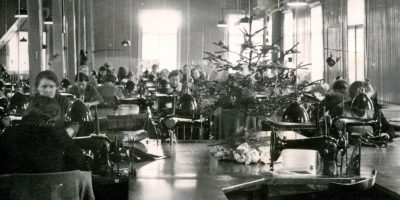 Syersker i arbeid i julepyntede systuer ved Helly Hansen i 1939. Fotograf ukjent / Moss by- og industrimuseum