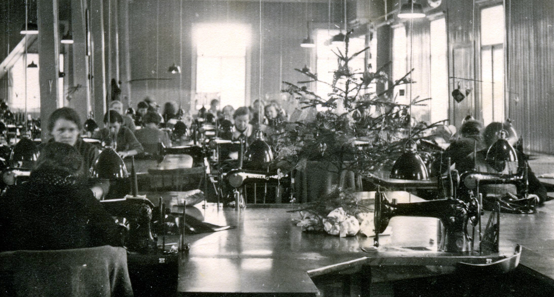 Syersker i arbeid i julepyntede systuer ved Helly Hansen i 1939. Fotograf ukjent / Moss by- og industrimuseum