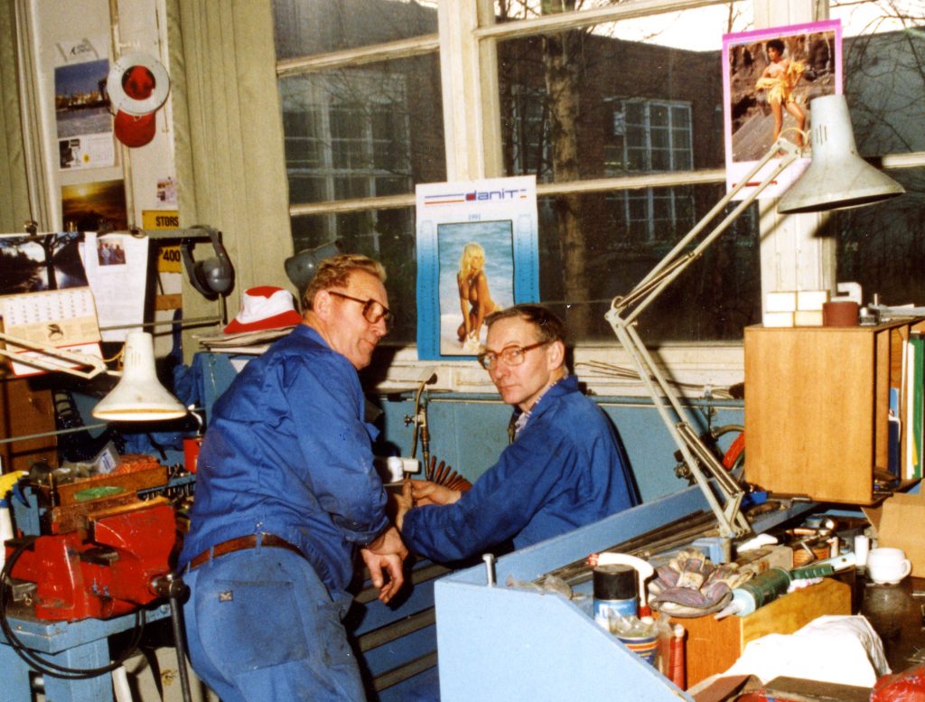 Maskinvedlikehold. Fra vestre: Thomas Pettersen og Arild Slåttnes. Foto: TrioVing-samlingen ved Moss-by og industrimuseum