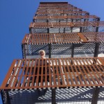 Sommervert Marie på vei opp i det 32 meter høye utsiktstårnet. Foto HBL