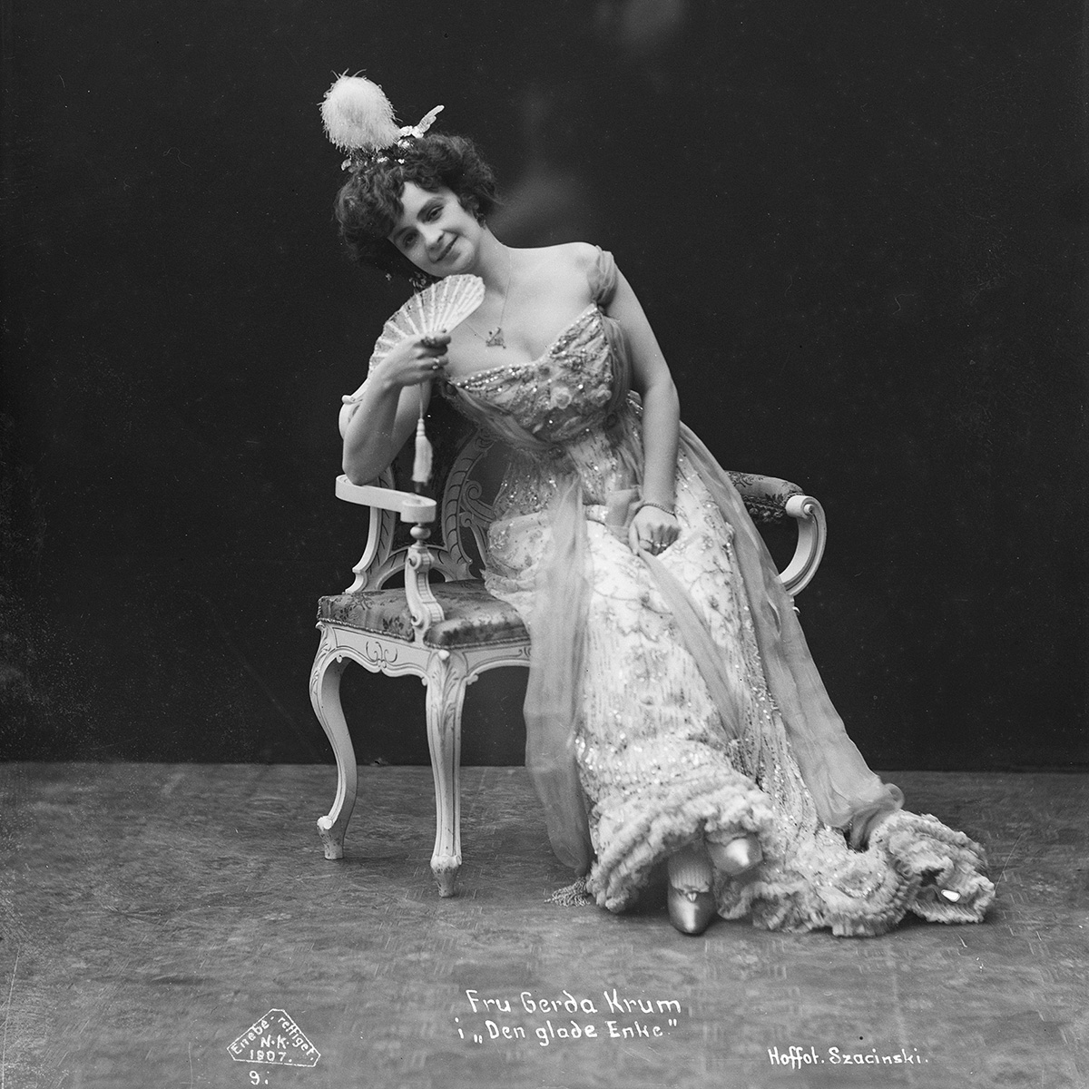Skuespillerportrett av Gerda Krum fra «Den glade enke» på Nationaltheateret i Oslo 1907. Foto: L. Szasinski / Østfold fylkes billedarkiv
