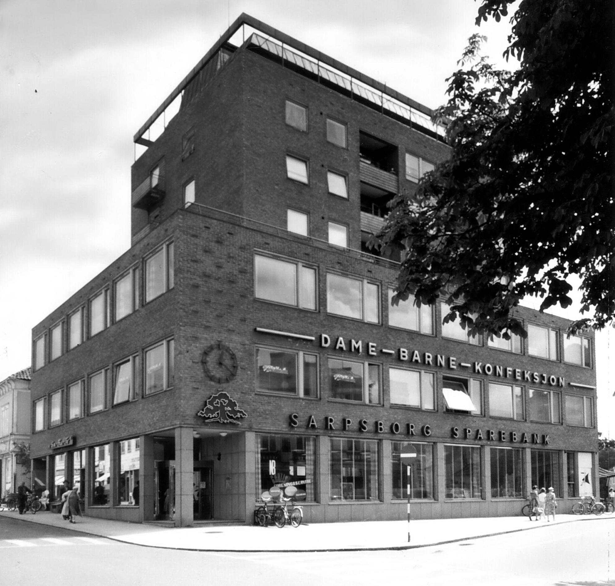 Sarpsborg Sparebanks nybygg i Torggata 6, bygd 1958, bilde datert ca. 1960. Fotograf ukjent / Østfold fylkes billedarkiv. ØFB.1972-00361