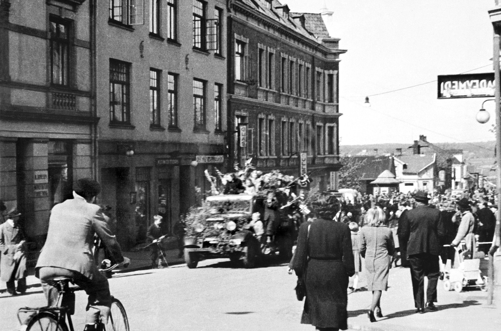 ØFB.1979-00116 Fredsbegeistring i Sarpsborg 8. mai 1945, reservepolitiet kommer hjem fra Sverige. Foto: Rolv Bjøreid / Østfold fylkes billedarkiv.