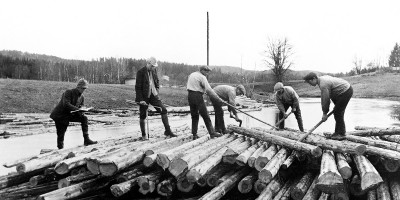 Tømmermerking ved Tukkenelva i Rømskog ca. 1915. Fotograf ukjent / Østfold fylkes billedarkiv