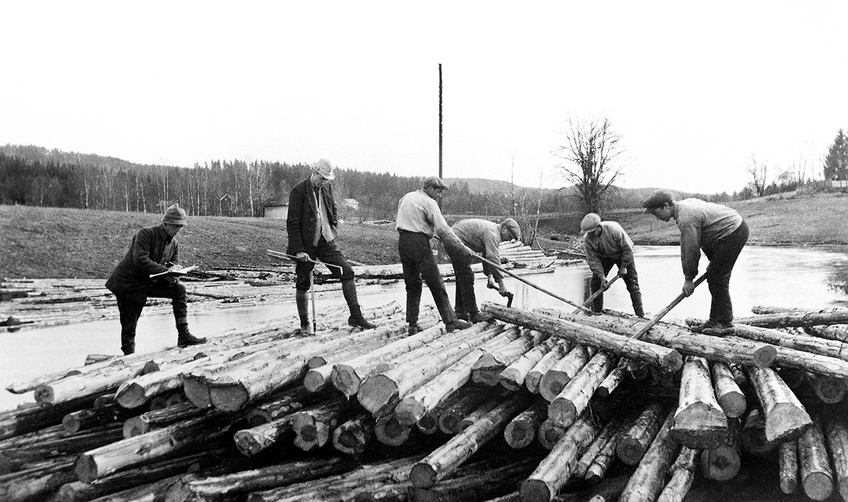 Tømmermerking ved Tukkenelva i Rømskog ca. 1915. Fotograf ukjent / Østfold fylkes billedarkiv