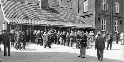 Lønningsdag ved Borregaard fabrikker i Sarpsborg 1939. Fotograf ukjent / Østfold fylkes billedarkiv. ØFB.1983-00922