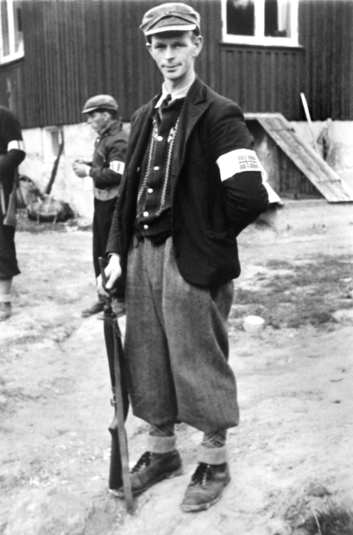 ØFB.1988-00125 Mil.org.-mann Peder Iversen fra Hannestad i Tune, fotografert på gården Plommen ca 8. – 9. mai 1945. Fotograf ukjent / Østfold fylkes billedarkiv.