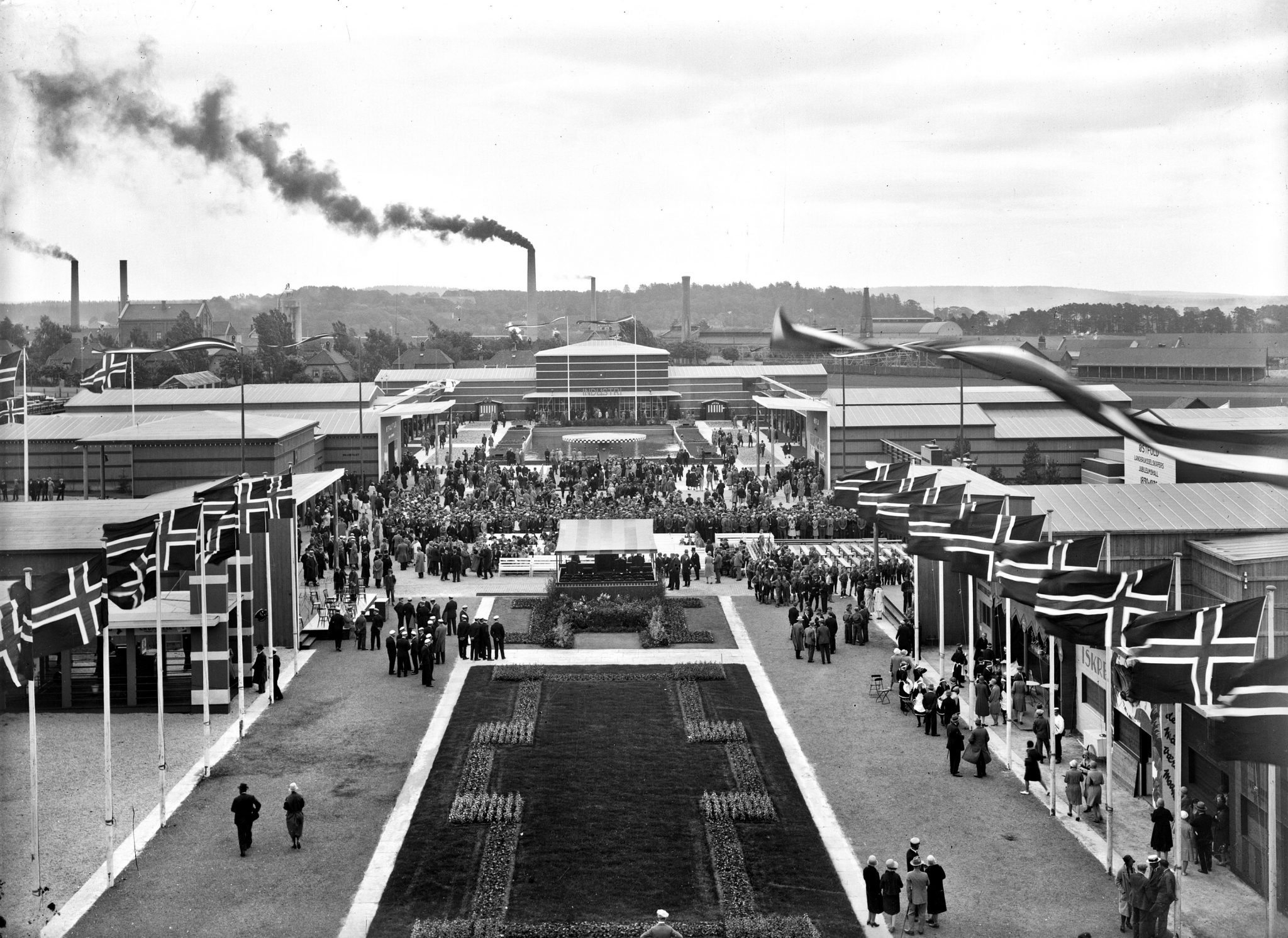 Festplassen på Østfoldutstillingen i Sarpsborg 1930. Foto: Chr. E. Larsen / Østfold fylkes billedarkiv. ØFB.1993-00220