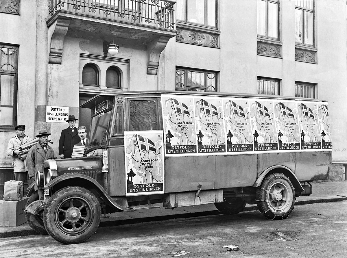 Buss som ble brukt til å spre reklame for Østfoldutstillingen i Sarpsborg 1930. Fotografert utenfor sekretariatet i Kirkegata, Sarpsborg. Foto: Chr. E. Larsen / Østfold fylkes billedarkiv