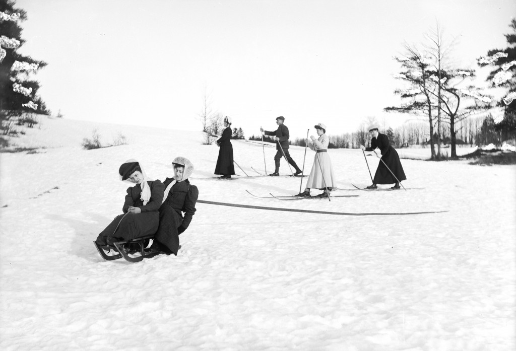 På ski- og aketur, antakelig Nordmarka i Oslo, ca 1910. Foto: Georg Kjellerød / Østfold fylkes billedarkiv. ØFB.GKJ.00279
